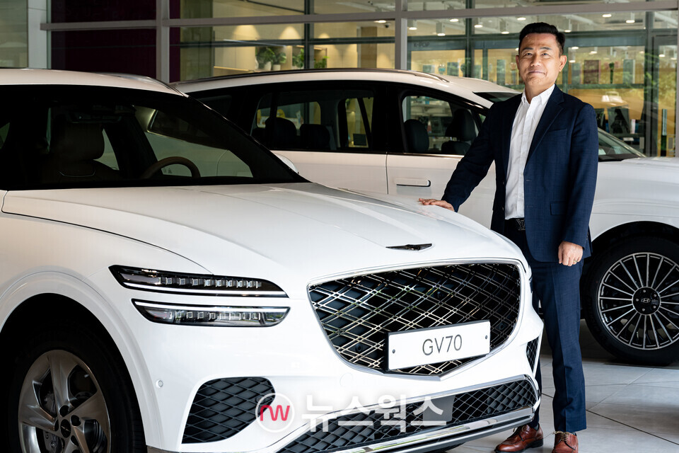 '판매거장'에 등극한 신동식 현대자동차 세종청사지점 영업부장이 'GV70' 차량 옆에서 기념 촬영을 하고 있다. (사진제공=현대차)