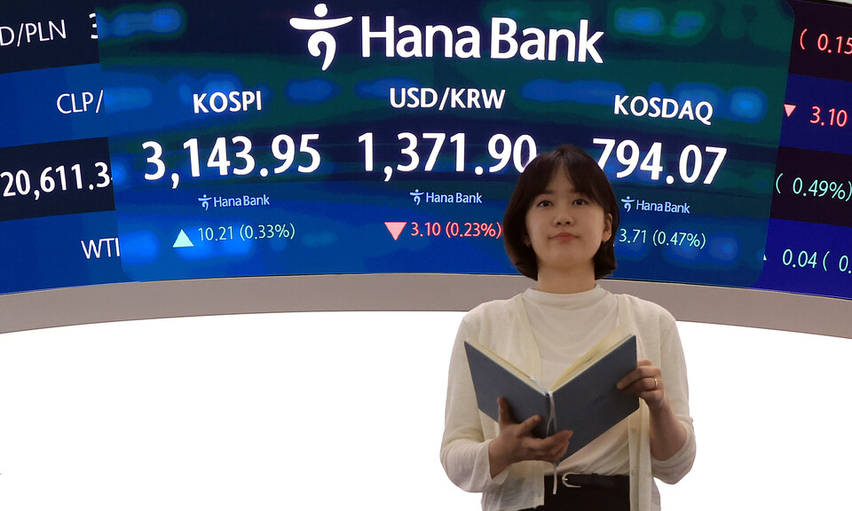 10일 오전 서울 중구 하나은행 딜링룸 전광판에 개장 시황이 나오고 있다. 이날 코스피는 전 거래일 대비 10.21포인트(0.33%) 오른 3143.95, 코스닥은 3.71포인트(0.47%) 오른 794.07을 나타내고 있다.