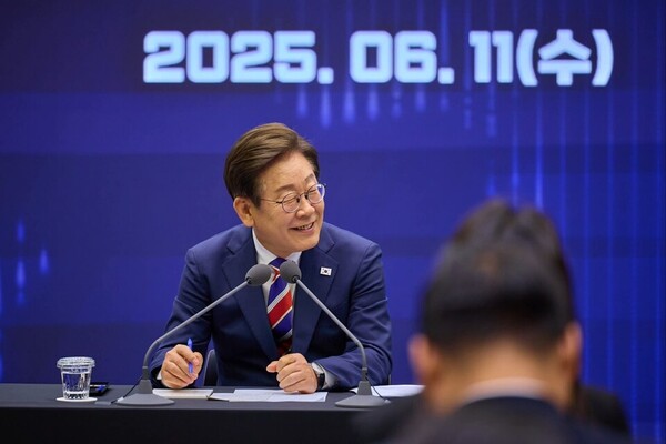 이재명 대통령이 지난달 11일 서울 여의도 한국거래소를 방문해 시장감시본부 실무 직원들과 '불공정 거래 근절을 위한 현장 간담회'를 진행하고 있다. (출처=이 대통령 SNS)