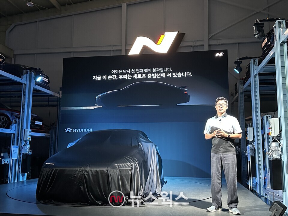 김주원 현대차 N사업전략팀 팀장이 '아이오닉 6 N'을 공개하기에 앞서 '현대 N' 브랜드의 역사에 대해 설명하고 있다. (사진= 정현준 기자) 