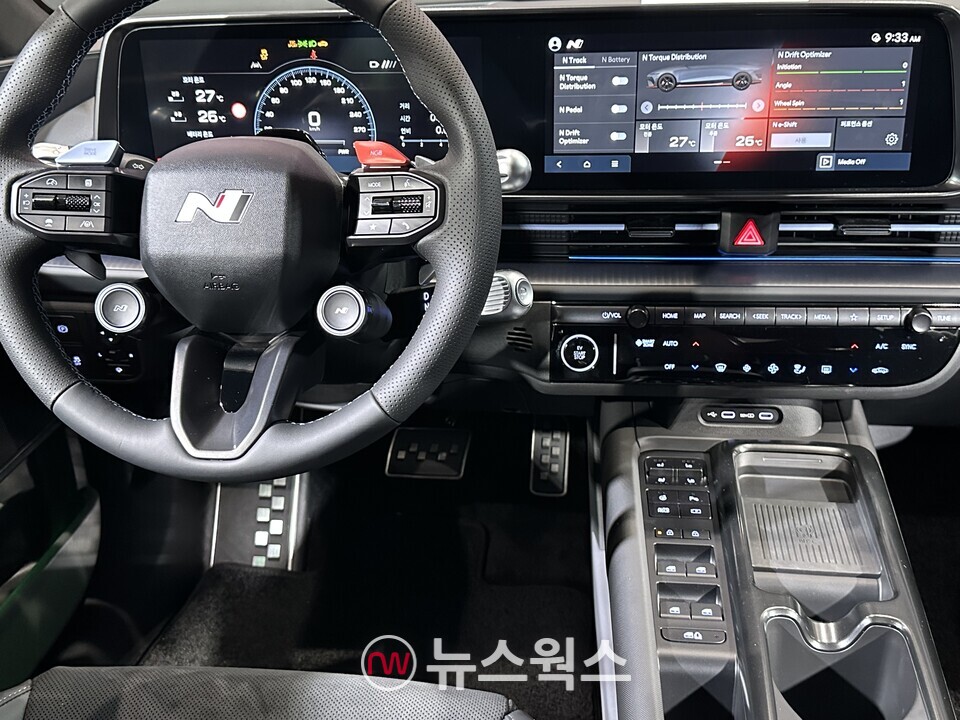 현대차 '아이오닉 6 N'의 스티어링 휠과 센터페시아. (사진=정현준 기자)