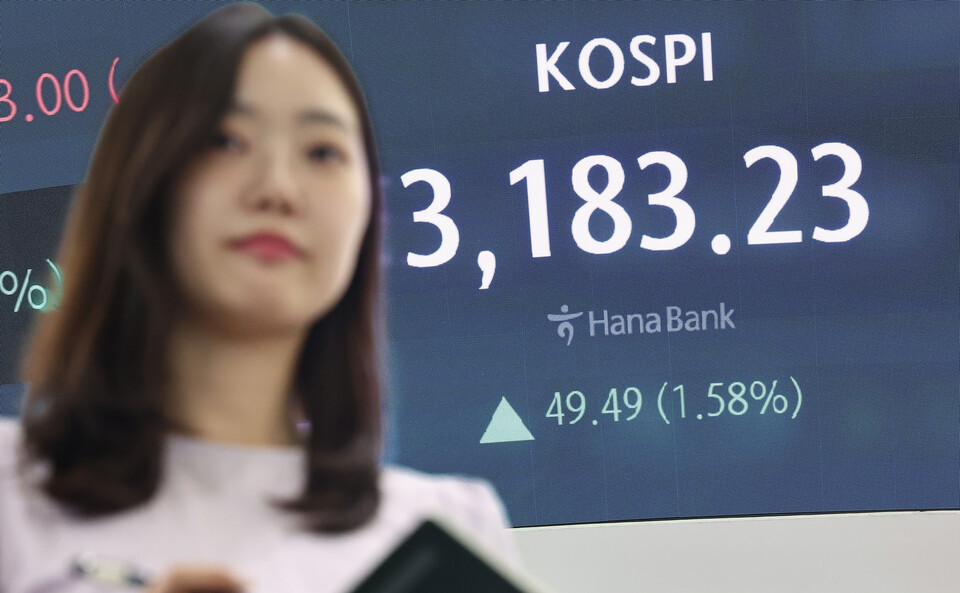 10일 오후 서울 중구 하나은행 본점 딜링룸 전광판에 증시가 표시되고 있다. (사진=뉴스1)