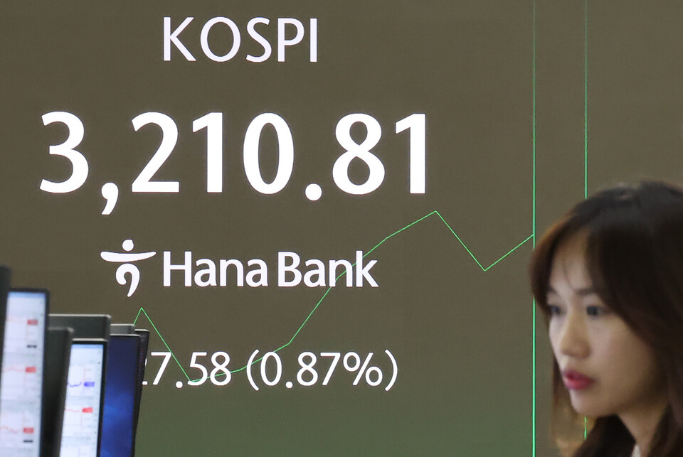 11일 오전 서울 중구 하나은행 딜링룸에 코스피와 원달러환율이 표시되고 있다. 코스피 3200선 돌파는 지난 2021년 9월 6일(장중 3206.25) 이후 약 3년 10개월 만이다. (사진=뉴스1)