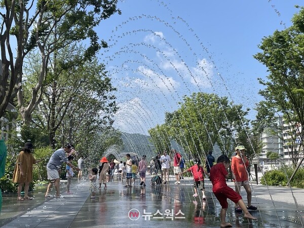 서울 종로구 광화문광장 바닥분수에서 어린이들이 물놀이를 하며 더위를 식히고 있다. (사진=뉴스웍스 DB)