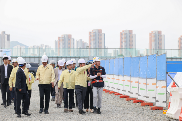 김민석 국무총리가 지난 7일 세종시 국립도시건축박물관 건설 현장을 찾아 건립사업 현황 및 폭염 대비 상황 등을 점검하고 있다. (사진제공=국무조정실)