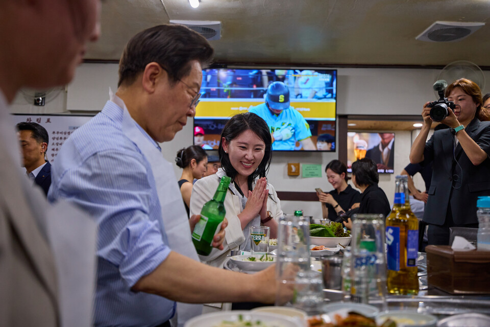 이재명 대통령이 지난 11일 저녁 서울 종로구의 한 고깃집에서 직원들과 퇴근길 외식을 하고 있다. (사진=뉴스1)