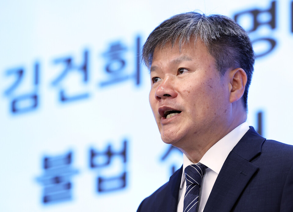 윤석열 전 대통령 부인 김건희 여사와 관련한 각종 의혹 사건을 수사하는 민중기 특별검사팀 문홍주 특검보가 9일 오후 서울 종로구 KT광화문빌딩에서 정례 브리핑을 하고 있다. (사진=뉴스1)