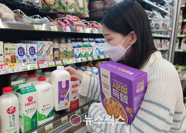한 소비자가 편의점에서 PB우유를 구매하고 있다. (사진제공=BGF리테일)