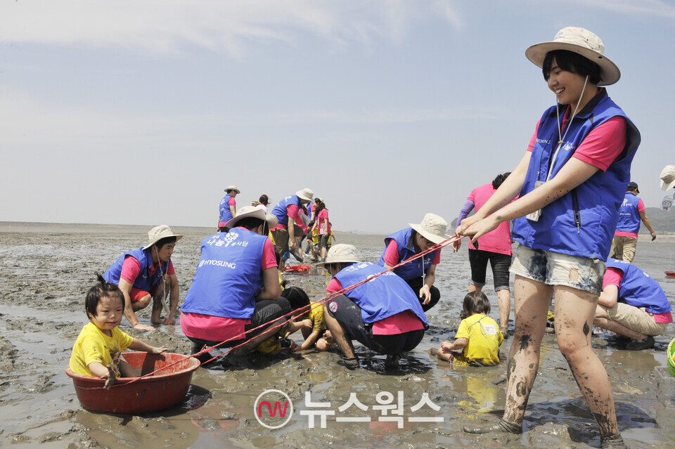 효성 봉사단 갯벌체험 봉사활동 모습. (사진제공=효성그룹)
