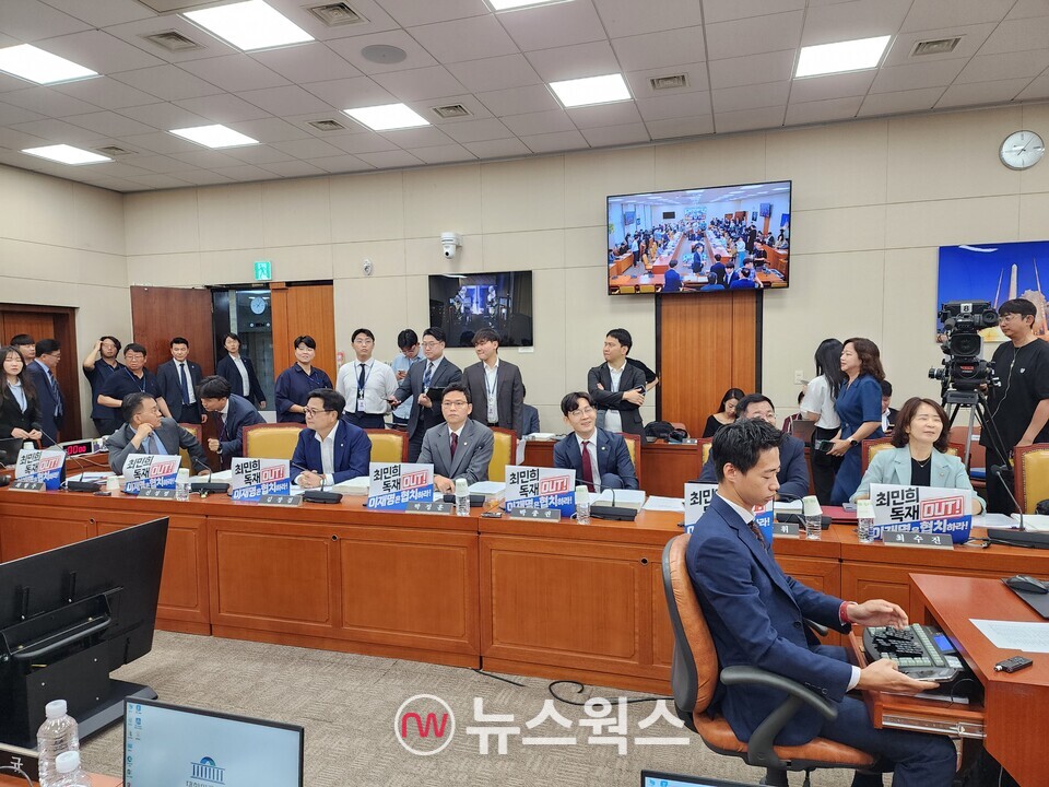 국회 과방위 소속 국민의힘 의원들이 '최민희 독재 아웃! 이재명은 협치하라'는 내용의 피켓을 내걸고 있다. (사진=박광하 기자)