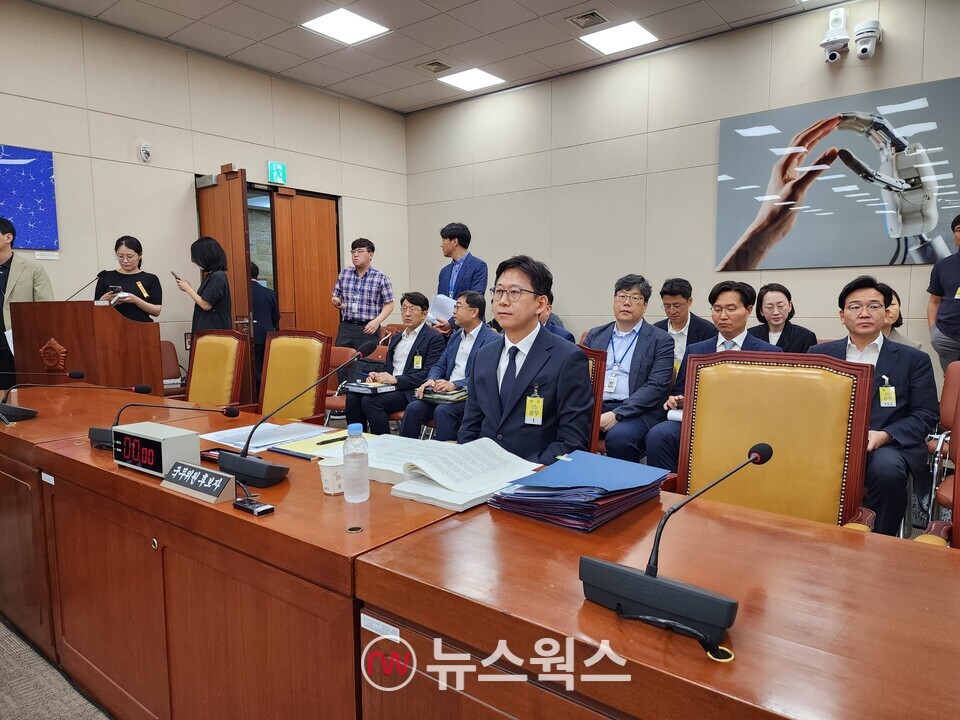 산회 선포 후 배경훈 후보자와 과기정통부 관계자들이 자리를 지키고 있다. (사진=박광하 기자)