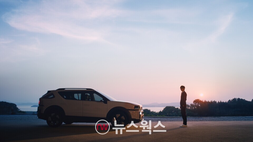 현대자동차 수소전기차(FCEV) '디 올 뉴 넥쏘' 앞에 방송인 유재석 씨가 서있다. (사진제공=현대차)