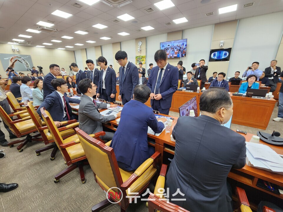 국민의힘 의원들이 피켓 제거를 하지 말라고 항의하고 있다. (사진=박광하 기자)