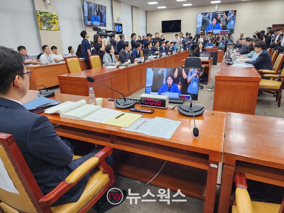 14일 국회 과방위 소속 여아 의원들이 의사 진행을 두고 고성을 주고 받고 있다. (사진=박광하 기자)