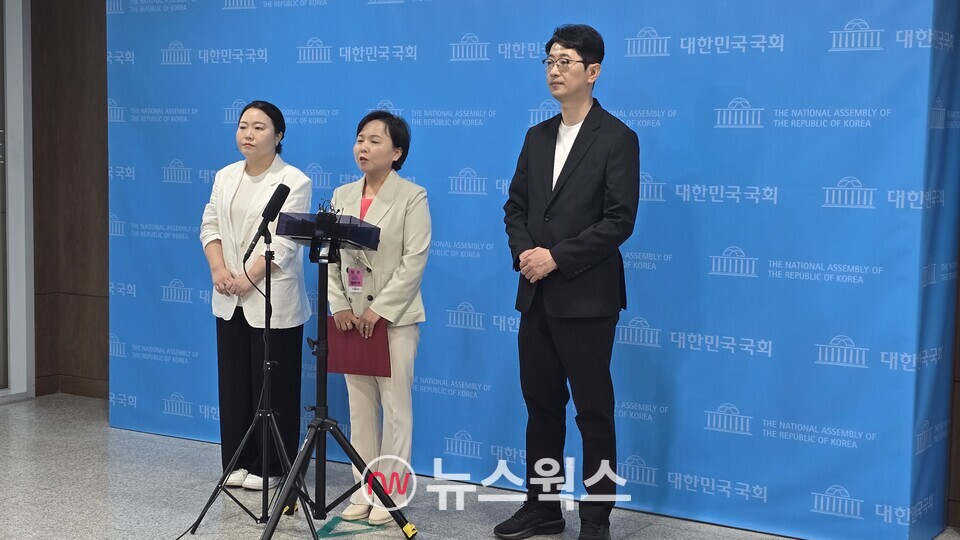 김다혜(가운데) 국민의힘 중앙차세대여성위원장이 송수연(왼쪽) 제천시 차세대여성위원장 및 주진우 국민의힘 의원과 함께 14일 국회소통관 옆 백브리핑장에서 브리핑을 하고 있다. (사진=원성훈 기자)