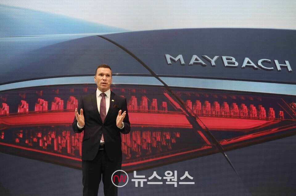 마티아스 바이틀 메르세데스-벤츠코리아 사장이 마이바흐 브랜드센터 서울 오픈 기자간담회에서 마이바흐 브랜드센터 서울에 대해 발표하고 있다. (사진제공=벤츠코리아)
