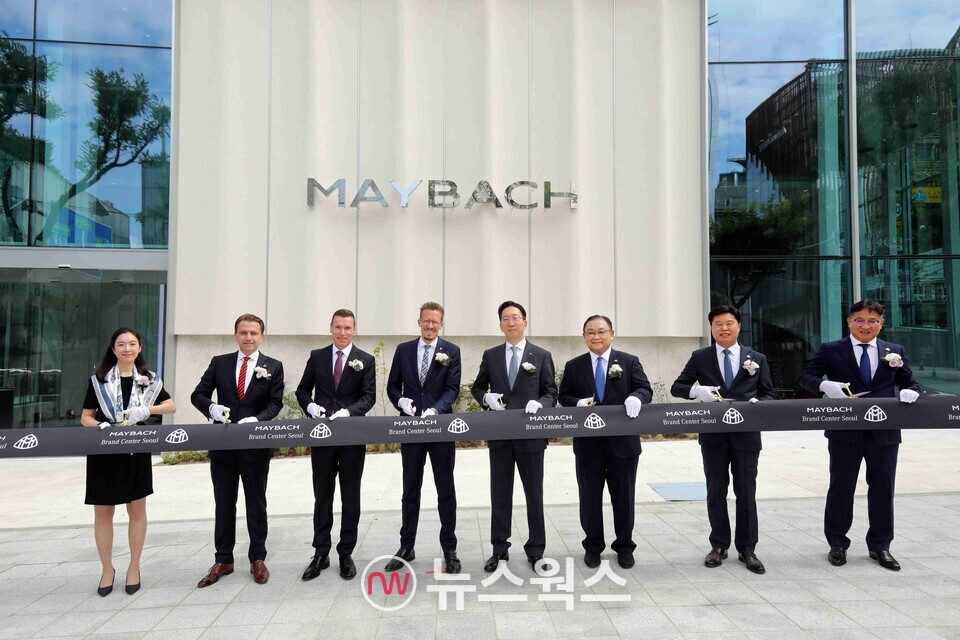 14일 '마이바흐 브랜드센터 서울' 오픈을 기념해 안성훈(오른쪽에서 네번째) HS효성 대표, 노재봉 HS효성더클래스 대표, 이경섭 HS효성더클래스 전무, 이상무 HS효성더클래스 영업 본부장, 마티아스 가이젠 메르세데스-벤츠그룹 AG 이사회 멤버 겸 마케팅 & 세일즈 총괄, 마티아스 바이틀 메르세데스-벤츠코리아 사장, 다니엘 레스코우 메르세데스-벤츠 AG 메르세데스-마이바흐 총괄, 김나정 메르세데스-벤츠코리아 네트워크 개발 및 트레이닝 부문 총괄 부사장이 테이프 커팅식을 진행하고 있다. (사진제공=벤츠코리아)