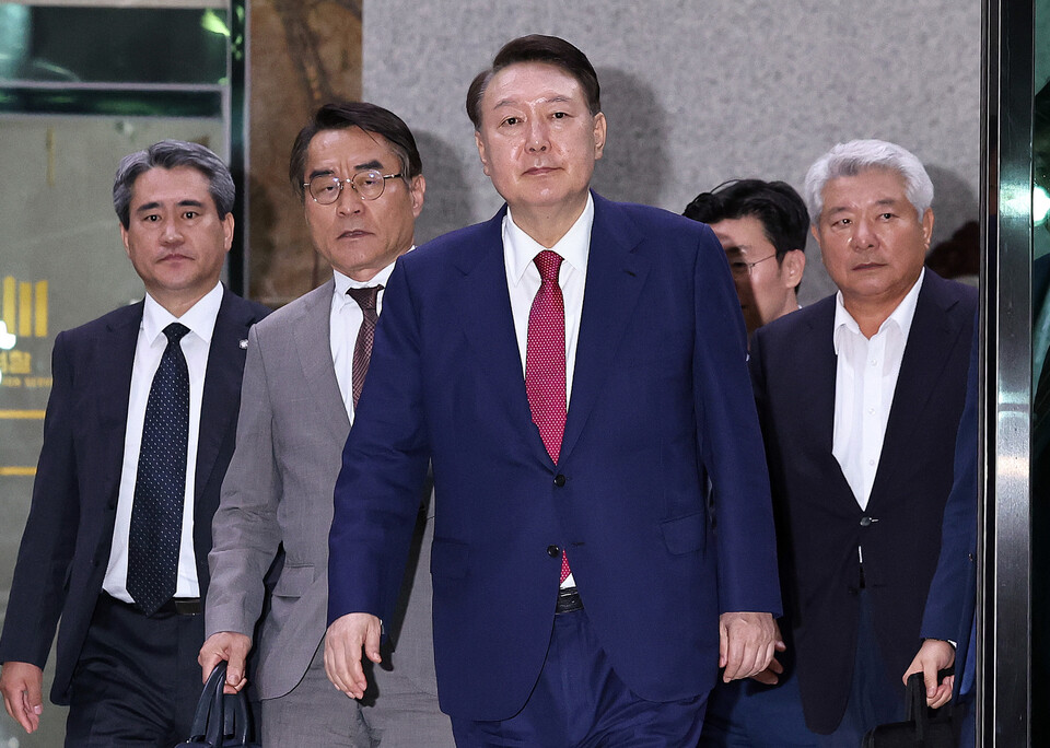 윤석열 전 대통령이 지난 5일 오후 서초구 서울고등검찰청에서 내란특검 2차 대면조사를 받은 뒤 청사를 나서고 있다. (사진=뉴스1)
