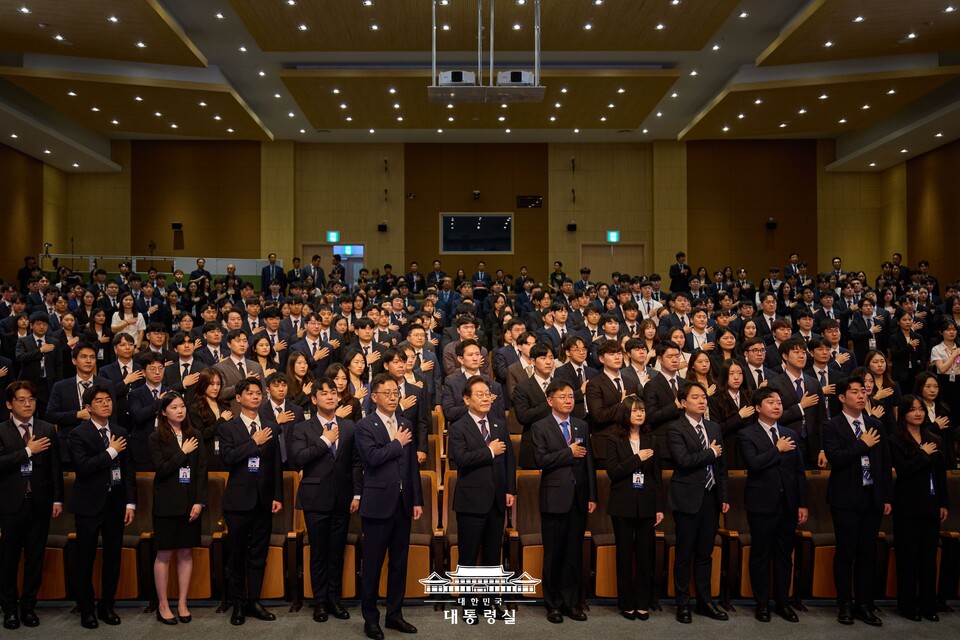 이재명 대통령이 14일 충북 진천 국가공무원인재개발원에서 5급 신임관리자 과정 교육생에게 특강을 하기 전 국민의례를 하고 있다. (출처=대통령실 홈페이지)