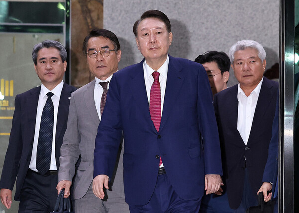 윤석열 전 대통령이 지난 5일 오후 서초구 서울고등검찰청에서 내란특검 2차 대면조사를 받은 뒤 청사를 나서고 있다. (사진=뉴스1)