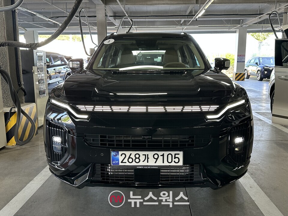 KGM '액티언 하이브리드' 전면부에  '건곤감리 4괘'를 활용한 LED 주간주행등이 눈길을 끌었다. (사진=정현준 기자)