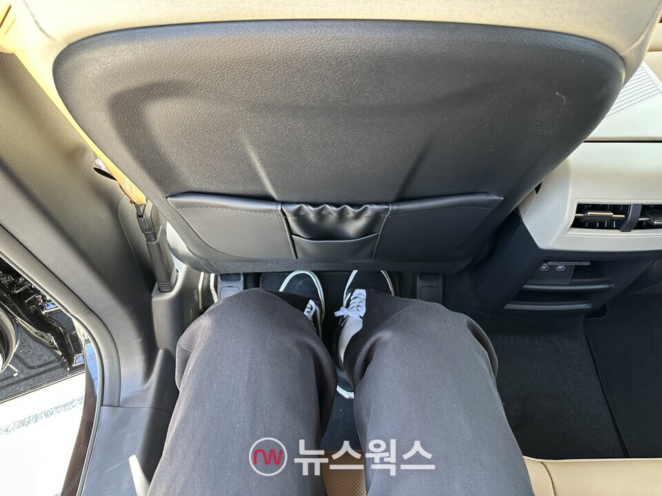 KGM '액티언 하이브리드'의 2열 레그룸은 넉넉한 편이다. (사진=정현준 기자)