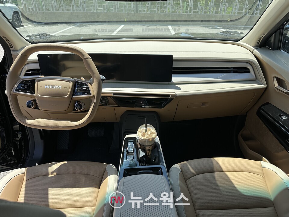 KGM '액티언 하이브리드'의 1열. (사진=정현준 기자)