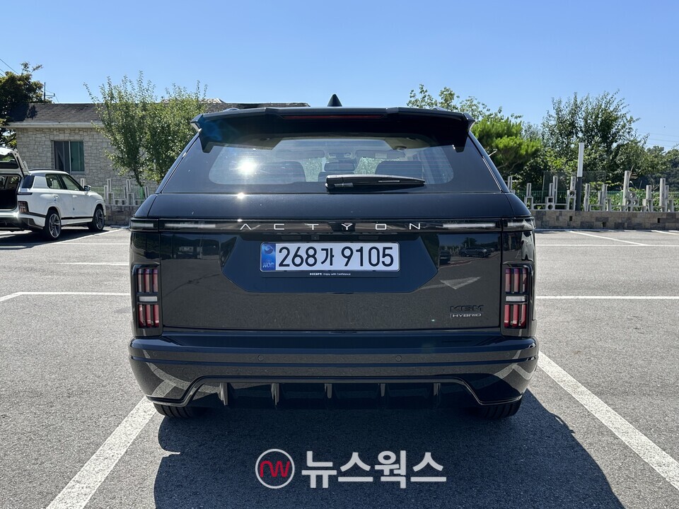 KGM '액티언 하이브리드'의 뒷모습. (사진=정현준 기자)
