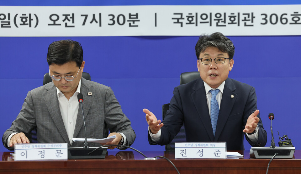 진성준(오른쪽) 더불어민주당 정책위의장이 15일 국회에서 열린 폭염 대책 당정 간담회에서 발언하고 있다. (사진=뉴스1)