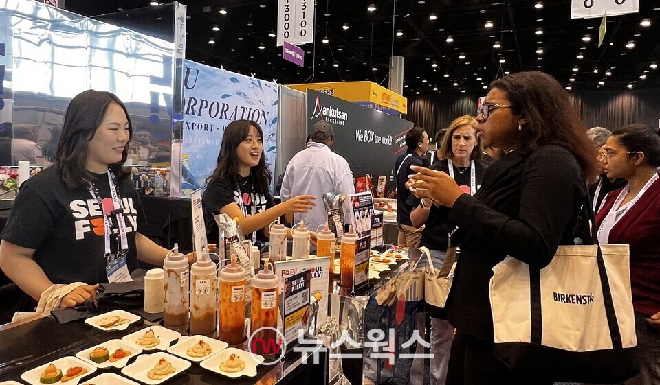 지난 5월 CJ제일제당은 미국 시카고 NRA 외식 박람회에 참가해 CJ 비비고 홍보부스를 꾸리고 고추장소스를 곁들인 비비고 만두와 롤 등을 소개했다. (사진제공=CJ제일제당)