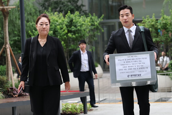 '명태균 게이트'를 최초 폭로한 강혜경 씨가 문건일 변호사와 함께 16일 오전 서울 종로구 KT광화문빌딩에 마련된 김건희 특검에 참고인 신분으로 조사를 받기 위해 출석하고 있다. (사진=뉴스1)