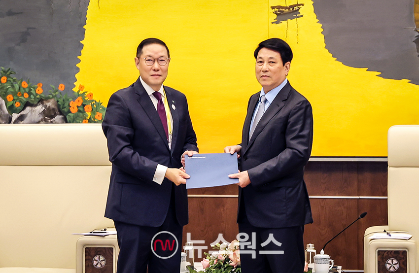 조현상(왼쪽) HS효성 부회장이 지난 15일 베트남 하이퐁에서 르엉 끄엉 베트남 국가주석을 만나 아시아태평양경제협력체(APEC) 정상회담 초청장을 전달하고 있다. (사진제공=HS효성)