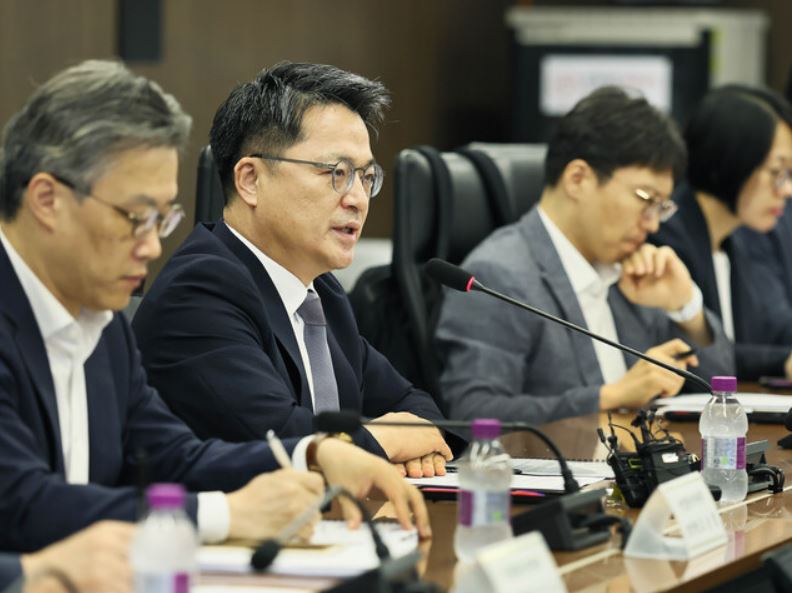 문신학(왼쪽 두번째) 1차관이 16일 ‘제1차 RE100 산업단지 추진 TF 회의’를 주재하고 있다. (사진제공=산업부)