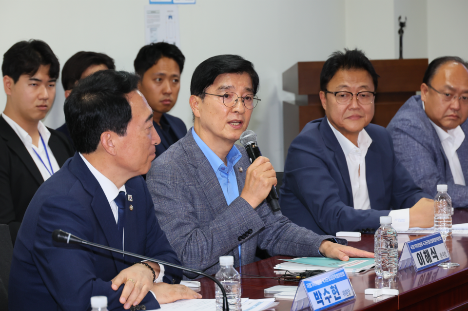 이해식 국정기획위원회 정치행정분과위원장이 15일 오후 서울 여의도 국회 의원회관에서 열린 '더불어민주당 자치분권균형발전전국회의·국정기획위원회 국가균형성장특별위원회·지방시대위원회 5극3특 국가균형성장 간담회'에서 인사말을 하고 있다. (사진제공=국정기획위원회)