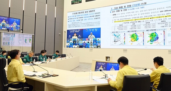 김광용 행정안전부 재난안전관리본부장이 지난 15일 정부세종청사 중앙재난안전상황실에서 호우 대비 관계기관 긴급 대책회의를 주재하고 있다. (사진제공=행정안전부)