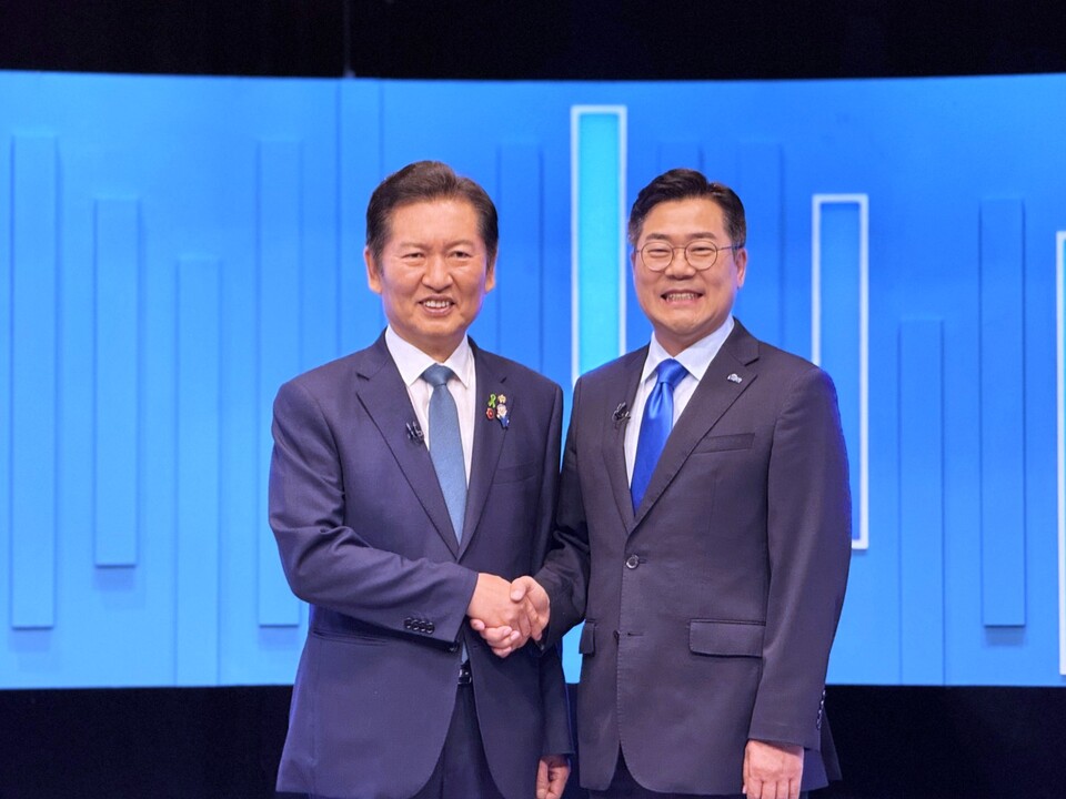 정청래(왼쪽)·박찬대 더불어민주당 당대표 후보가 16일 서울 양천구 목동 SBS에서 TV토론회에 앞서 기념촬영을 하고 있다. (출처=정청래 의원 페이스북)