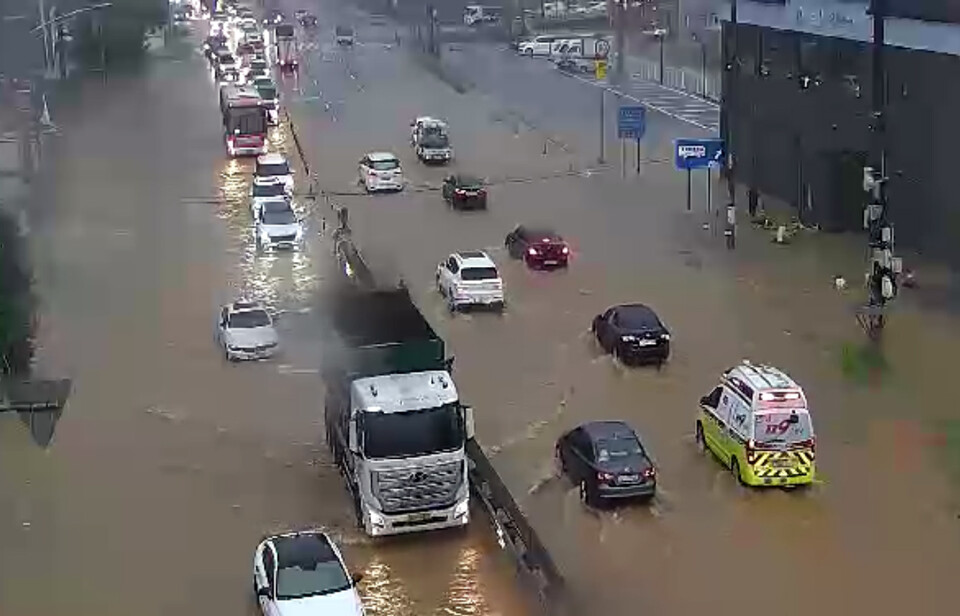 경기남부 지역에 호우 특보가 내려진 18일 경기 오산시 갈곶리삼거리 도로가 침수돼 차량들이 서행하고 있다.(사진=뉴스1)
