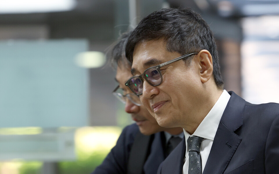 이호진 전 태광그룹 회장이 지난해 특정경제범죄가중처벌 등에 관한 법률 위반(횡령) 등 혐의로 서울중앙지방법원에서 열린 구속 전 피의자 심문(영장실질심사)에 출석하고 있다. (사진=뉴스1)