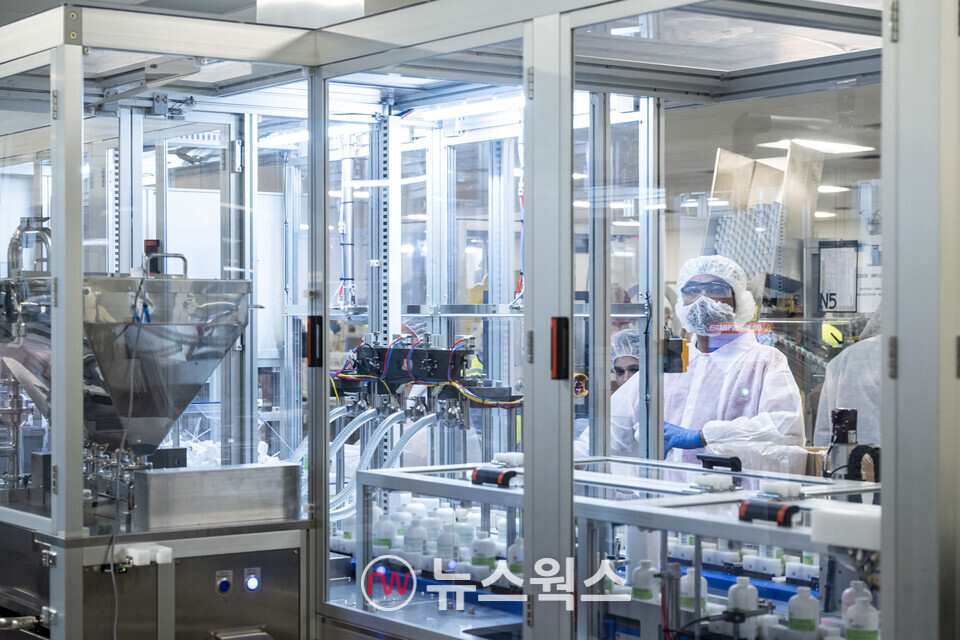 콜마USA 제2공장에서 현지 직원이 화장품을 제조하고 있다. (사진제공=한국콜마)