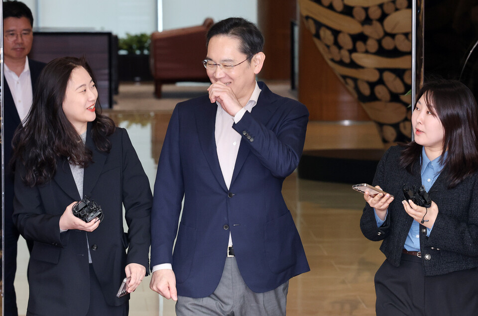 이재용 삼성전자 회장이 9일 일본 출장을 마치고 서울 강서구 서울김포비즈니스항공센터(SCBAC)로 귀국하고 있다. (사진=뉴스1)