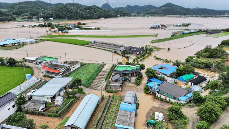 충청권을 중심으로 호우특보가 내려진 17일 충남 당진시 행정동 일대가 역천 범람으로 침수돼 있다.(사진=뉴스1)