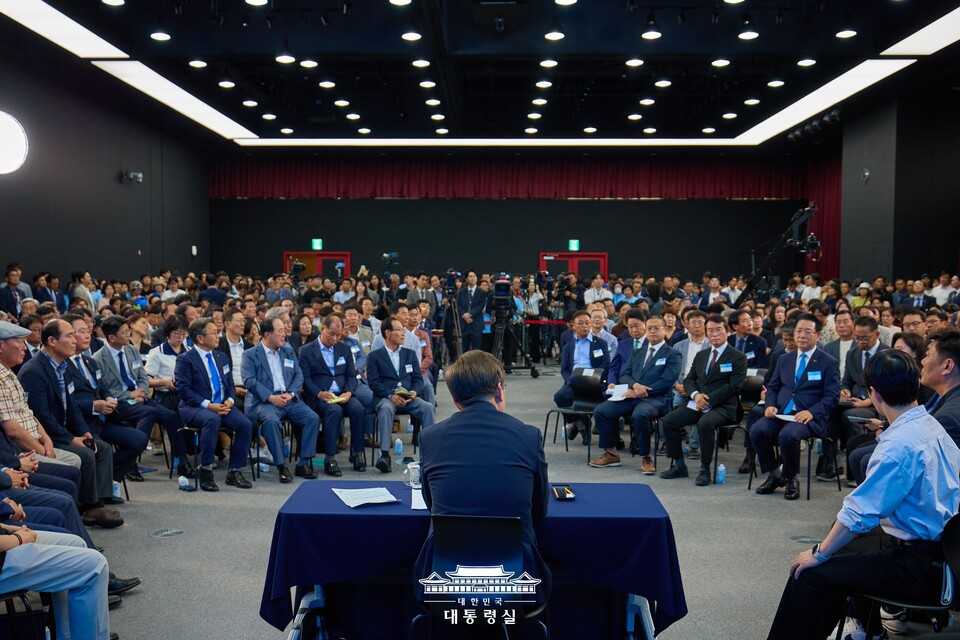 이재명 대통령이 25일 광주 국립 아시아문화전당에서 광주시민·전남도민 타운홀미팅을 하고 있다. (출처=대통령실 홈페이지)