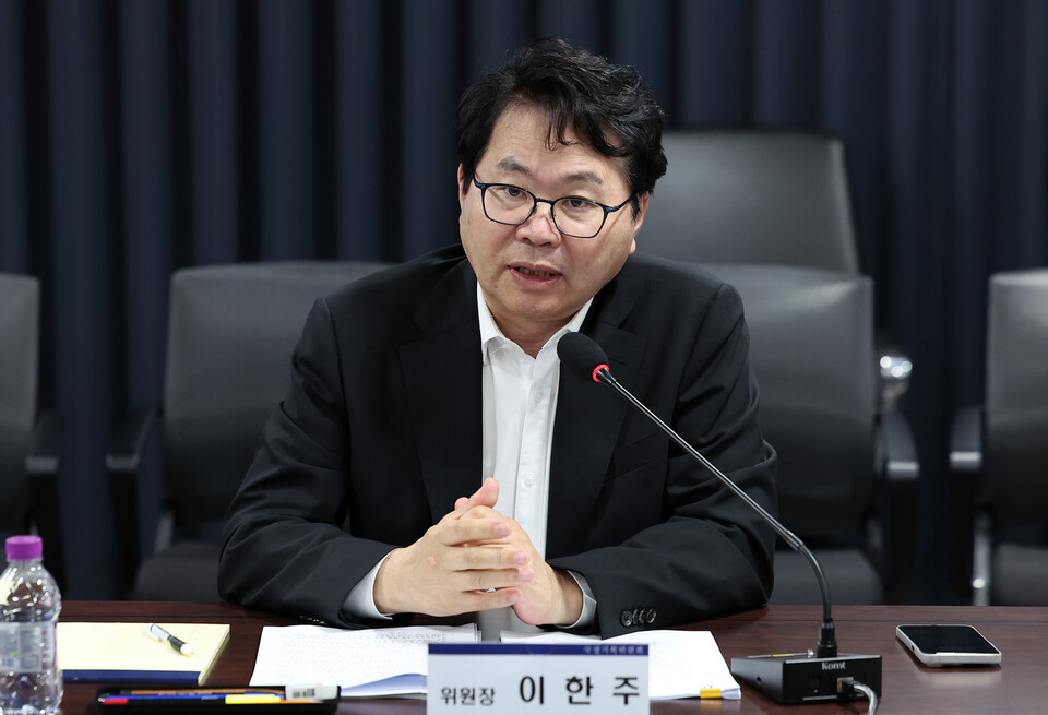 이한주 국정기획위원회 위원장이 17일 서울 종로구 정부서울청사 창성동 별관에서 열린 우수 인재 육성, 유치 및 유출 대응 토론회에서 모두발언을 하고 있다.(사진=뉴스1)