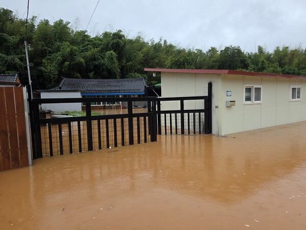 17일 기록적 폭우로 인해 전남 나주 한 주택이 침수됐다. (사진=민문식 기자)