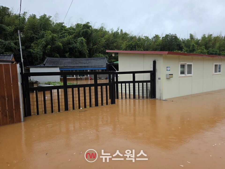 17일 기록적 폭우로 인해 전남 나주 한 주택이 침수되어 있다. (사진=민문식 기자)