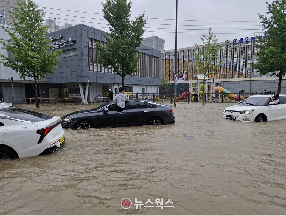 17일 한 도로에서 자동차들이 침수돼 운전자들이 차 밖으로 대피하고 있다. (사진=우수한 기자)