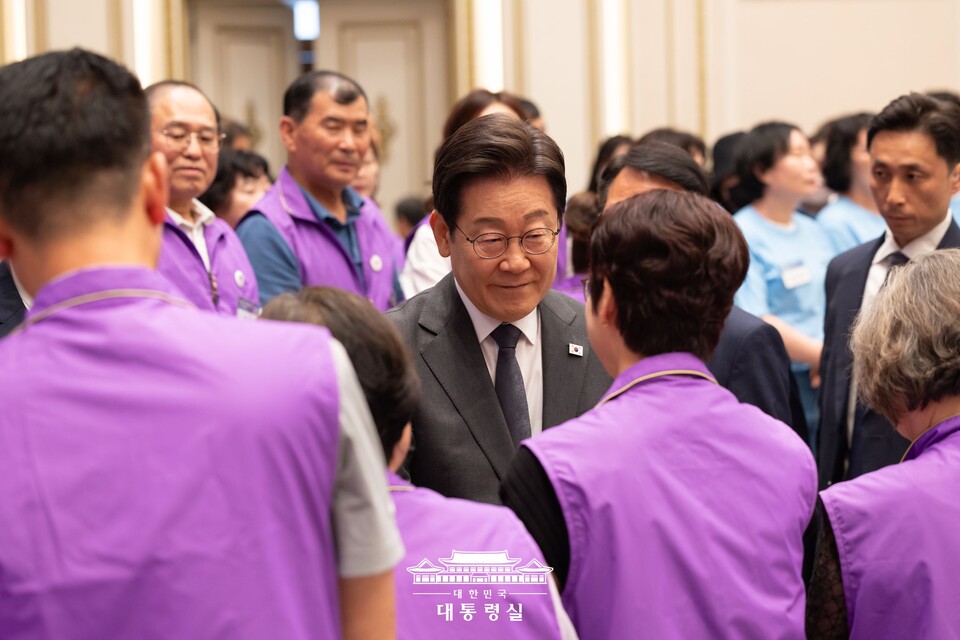 이재명 대통령이 16일 청와대 영빈관에서 열린 ‘기억과 위로, 치유의 대화’ 사회적 참사 유가족 간담회에서 유가족들과 인사하고 있다. (출처=대통령실 홈페이지)