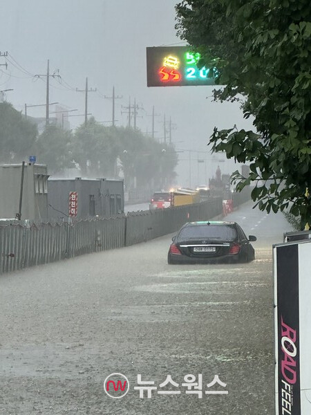 광주 북구 중흥동의 자동차 부품 업체들이 입주된 거리가 잠겨있다. (사진제공=민문식 기자)