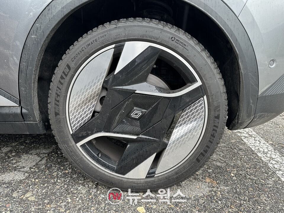 20형 '오라클' 휠은 르노 특유의 다이아몬드 패턴이 적용돼 존재감을 강조했다. (사진=정현준 기자)