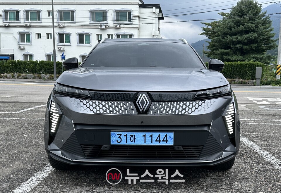 르노코리아의 준중형 순수 전기 SUV '세닉 E-Tech 100% 일렉트릭'. (사진=정현준 기자)
